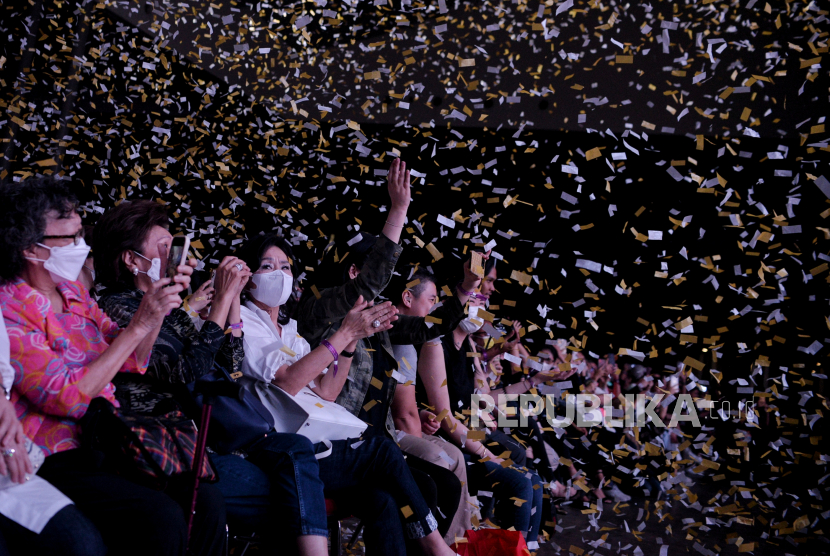 Penonton menyaksikan grup vokal Westlife saat tampil dalam konser yang bertajuk The Wild Dreams Tour di ICE BSD, Tangerang, Banten, Kamis (9/2/2023). Dalam konser tersebut, mereka membawakan sejumlah lagu hitsnya diantaranya My Love, If I Let You Go dan ditutup dengan lagu You Rise Me Up. Selain di ICE BSD Tangerang, konser Westlife bertajuk The Wild Dreams Tour juga akan digelar di Stadion Madya Gelora Bung Karno, Jakarta pada 11 Februari 2023 dan di Bandung pada 12 Februari 2023.