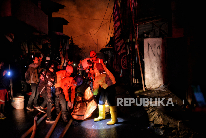 Petugas mengevakuasi jenazah korban saat terjadinya kebakaran di Depo Pertamina Plumpang, Jakarta Utara, Jumat (3/3/2023).