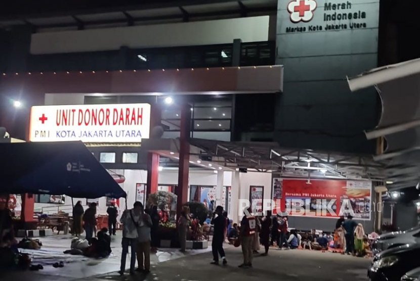 Ratusan korban kebakaran di Terminal Bahan Bakar Minyak (TBBM) Plumpang Jakarta Utara dievakuasi ke kantor PMI Jakarta Utara pada Jumat (3/3/2023) malam. Sebagian besar korban yang datang mengalami luka bakar. 