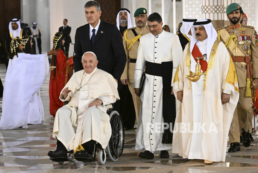 Paus Fransiskus (kiri) bersama Raja Bahrain Hamad bin Isa Al Khalifa (kanan) meninggalkan upacara penyambutan bersama otoritas masyarakat sipil dan korps diplomatik, di halaman Istana Kerajaan Sakhir di Awali, Kerajaan Bahrain, 03 Nopember 2022.