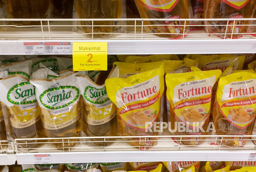 Pengumuman batasan pembelian di antara deretan minyak goreng kemasan 2kg yang dijual di sebuah supermarket di Kota Bandung, Rabu (1/12/2021). Gabungan Industri Minyak Nabati Indonesia (GIMNI) menyampaikan kekecewannya atas kebijakan pemerintah yang membatalkan larangan minyak goreng curah pada tahun depan. 
