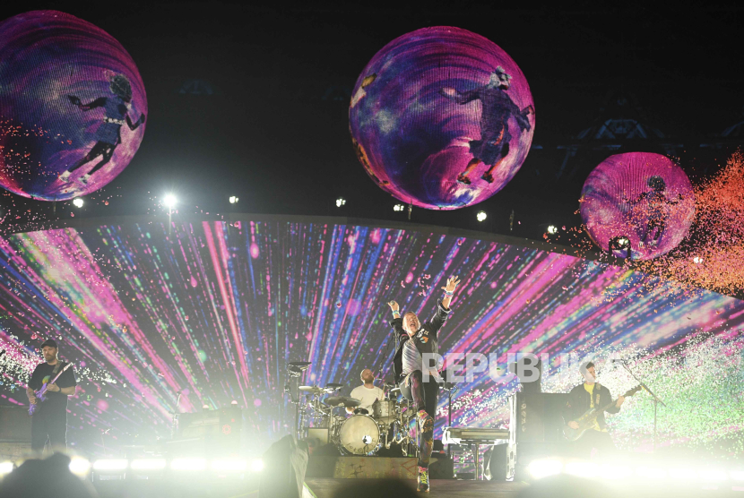 Grup band Coldplay beraksi saat membawakan hits andalannya dalam konser di Stadion Utama Gelora Bung Karno (SUGBK) Senayan, Jakarta, Rabu (15/11/2023). 