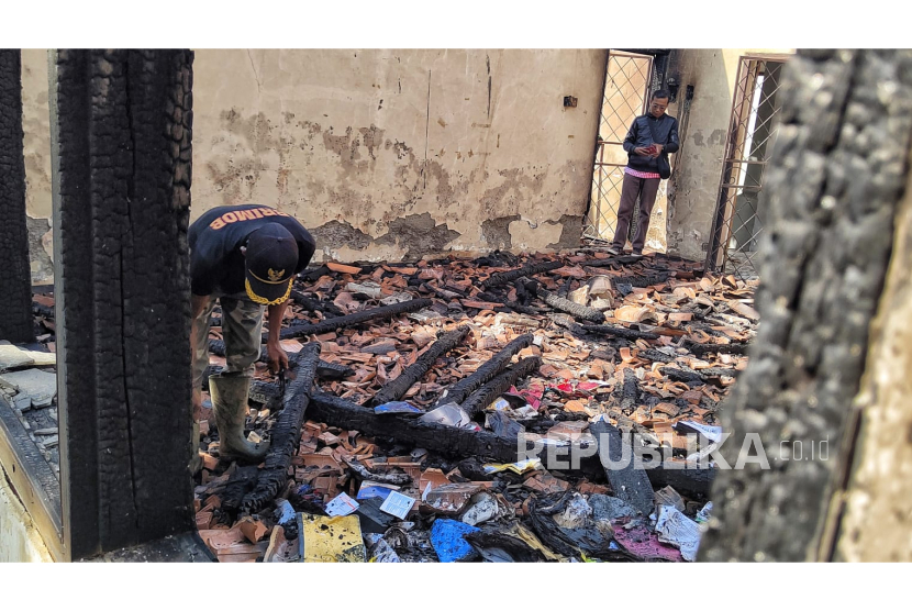 Kondisi ruangan yang dilanda kebakaran di MTs Hidayatul Mubtadiin, Desa Guwa Lor, Kecamatan Kaliwedi, Kabupaten Cirebon, Jawa Barat, Ahad (13/8/2023). 