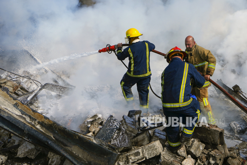 Petugas pemadam kebakaran memadamkan api di sebuah gudang yang hancur yang menjadi sasaran serangan udara Israel, di kawasan industri di kota pesisir selatan Ghazieh, Lebanon, Selasa, (20/2/2024).
