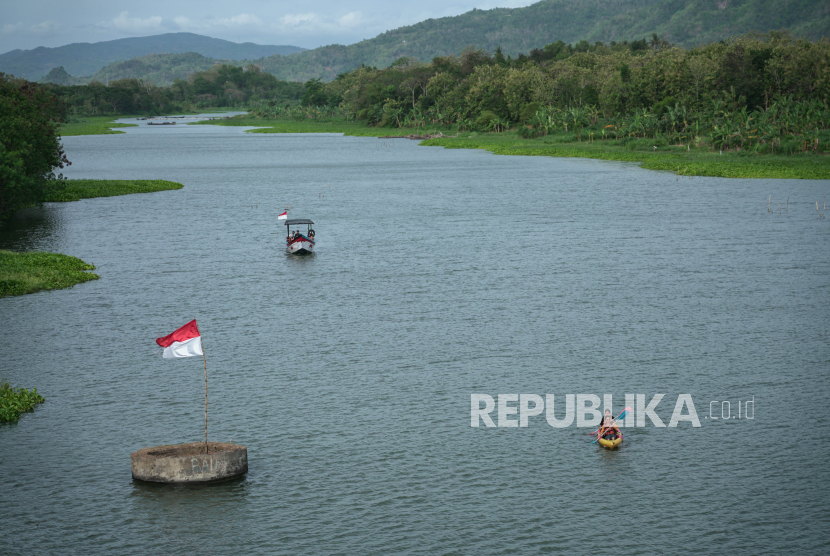 Wisatawan menaiki perahu di Sungai Opak, Kretek, Bantul, DI Yogyakarta (ilustrasi)