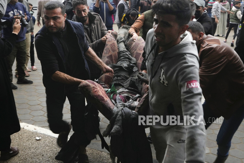 Warga Palestina yang terluka akibat pemboman Israel di Jalur Gaza dibawa ke rumah sakit di Deir al Balah pada Selasa, (5/12/2023). 