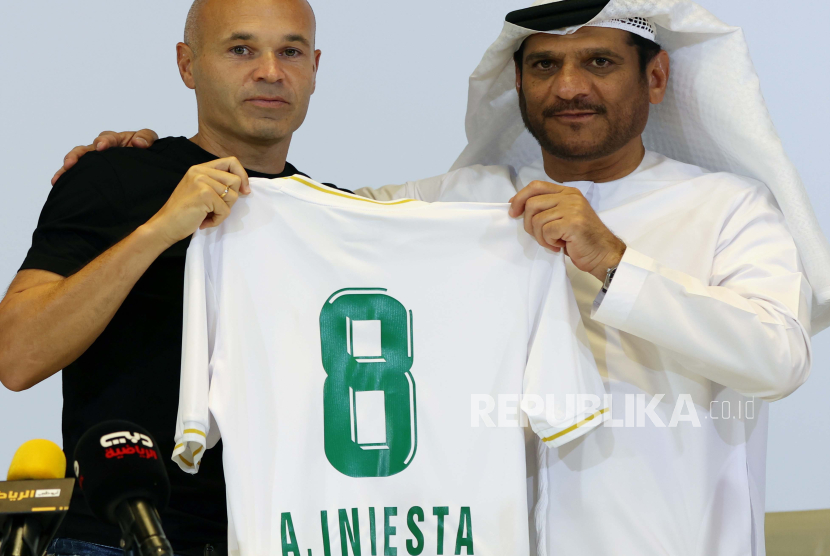 Ketua Klub Emirates Youssef Abdullah Al-Batran (kanan) dan pemain sepak bola Spanyol Andres Iniesta berpose dengan jersey baru Iniesta  sebagai pemain baru Klub Emirates saat konferensi pers, di Mina Al Arab, Ras Al Khaimah , Uni Emirat Arab, (9/8/2023). Klub Emirates bermain di Liga Pro UEA.