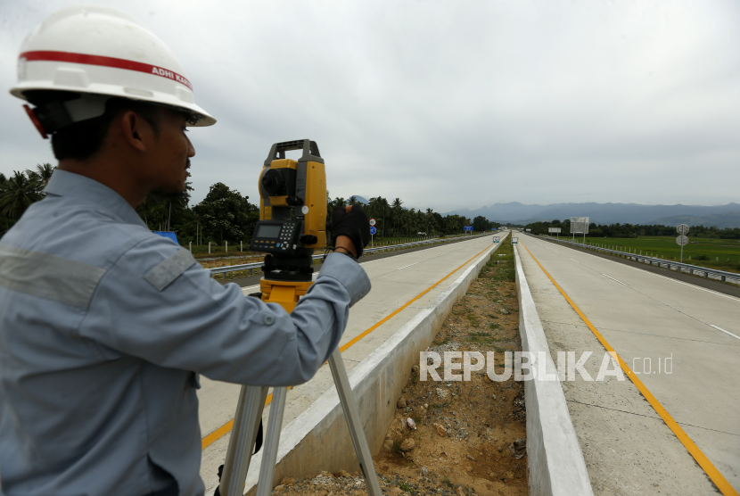 Pekerja mengukur jalan tol seksi IV Indrapuri - Blang Bintang di Aceh Besar, Aceh, Senin (6/7/2020). Kementerian Pekerjaan Umum dan Perumahan Rakyat (PUPR) telah menetapkan jalan tol Sigli-Banda Aceh (Sibanceh) seksi IV Indrapuri - Blang Bintang sepanjang 14 kilimeter yang merupakan bagian dari trans Sumatra telah memenuhi persyaratan laik operasi. 