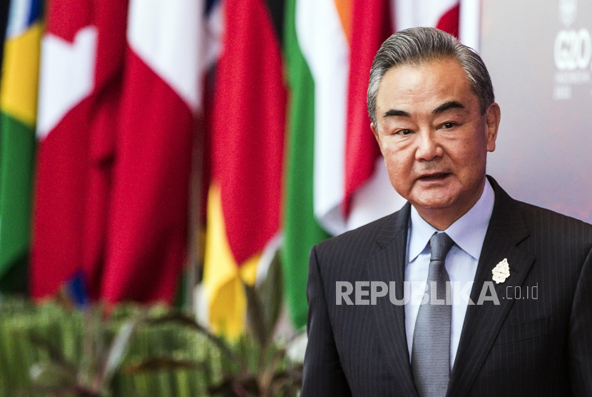  Menteri Luar Negeri China Wang Yi tiba di Pertemuan Menteri Luar Negeri G20 di Nusa Dua, Bali, Jumat (8/7/2022). Bali menjadi tuan rumah Pertemuan Menteri Luar Negeri G20 selama dua hari dari 07 hingga 08 Juli 2022.