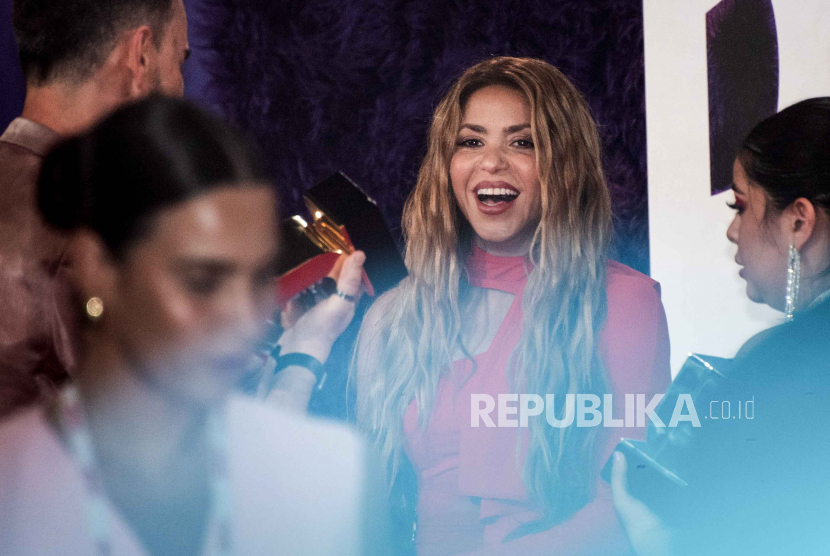 Penyanyi Shakira. Shakira menyatakan kini hidup dalam ketakutan dan kecemasan sebagai seorang imigran di Amerika Serikat karena kebijakan Donald Trump.