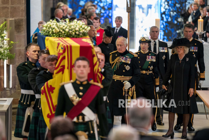Dari kiri, Raja Charles III, Putri Anne, Pangeran Andrew, Camilla Permaisuri dan Tim Laurence saat Ibadah Doa dan Refleksi untuk Kehidupan Ratu Elizabeth II di Katedral St Giles, Edinburgh, Senin, 12 September 2022.