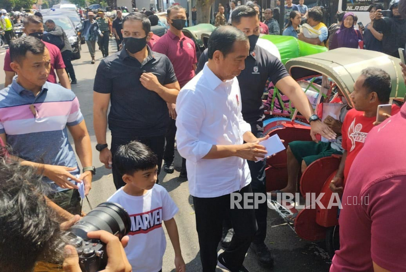 Jokowi-Iriana ajak cucunya Jan Ethes berbagi bantuan untuk Jukir serta tukang Becak di pasar Kembang dan Kadipolo, Ahad (9/4/2023).