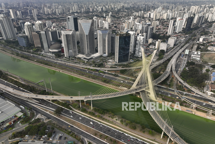 Sungai Pinheiros tampak berwarna hijau di Sao Paulo, Brasil, Selasa (10/9/2024). Otoritas lingkungan hidup Brasil mengaitkan warna hijau sungai tersebut diakibatkan oleh pertumbuhan alga, serta akibat kekeringan parah yang telah menurunkan permukaan air secara signifikan.