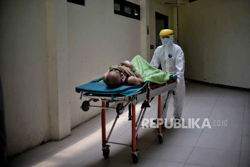 Tenaga kesehatan melakukan evakuasi pasien Covid-19 untuk dilakukan perawatan di ruang isolasi di Rumah Sakit Umum Daerah (RSUD) Chasbullah Abdulmajid, Kota Bekasi, Jawa Barat, Jumat (4/2/2022). Tingkat keterisian rumah sakit rujukan Covid-19 di Bekasi mencapai 41 persen seiring dengan kasus aktif mencapai 5.853 kasus pada Jumat (4/2/2022) yang tersebar di 56 Kelurahan di Kota Bekasi, Jawa Barat. Republika/Thoudy Badai