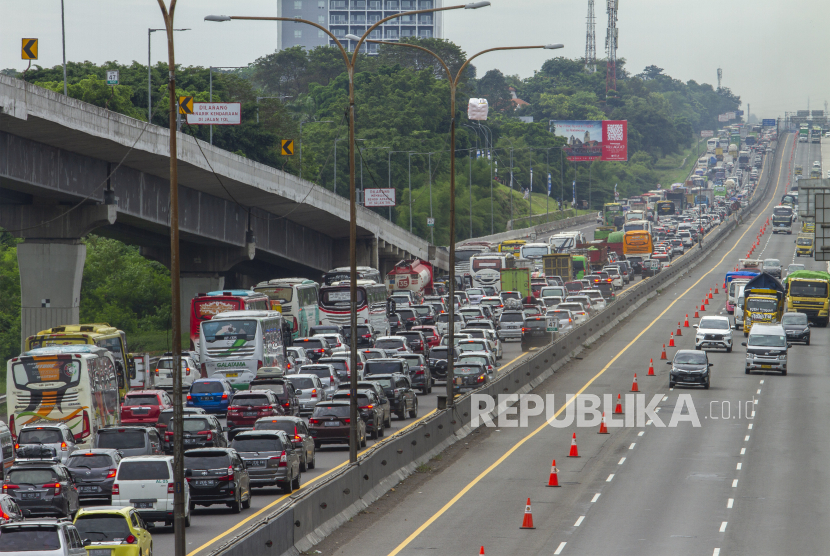 Kendaraan memadati Jalan Tol Jakarta-Cikampek, Karawang, Jawa Barat, Jumat (29/4/2022). PT Jasa Marga mencatat terjadi peningkatan arus lalu lintas di Tol Jakarta-Cikampek ke arah Cikampek.