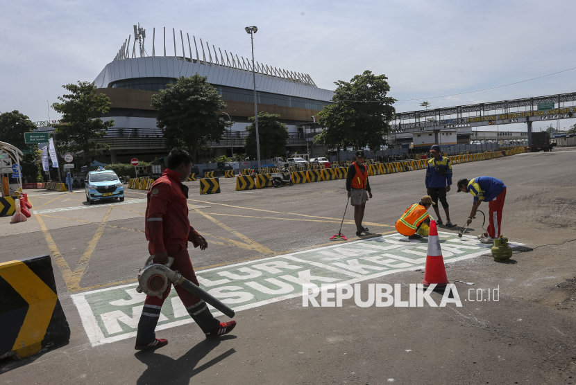 Pekerja menyelesaikan pembuatan marka jalan di Pelabuhan Merak, Kota Cilegon, Banten, Jumat (21/3/2025). PT ASDP Indonesia Ferry Cabang Utama Merak memastikan kesiapan operasional pelabuhan tersebut serta terus melakukan koordinasi dengan pihak terkait untuk kelancaran arus mudik Lebaran 2025. 