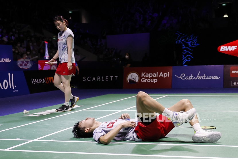 Reaksi Yuta Watanabe (kanan) dan Arisa Higashino (kiri) dari Jepang melawan Seo Sung-jae dan Chae Yu-jung dari Korea Selatan dalam pertandingan semifinal ganda campuran di Turnamen Bulu Tangkis East Ventures Indonesia Open 2022 di Jakarta, Indonesia, Sabtu (18/6/2022).