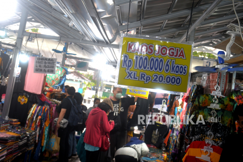 Wisatawan membeli cenderamata di Teras Malioboro 2, Yogyakarta.
