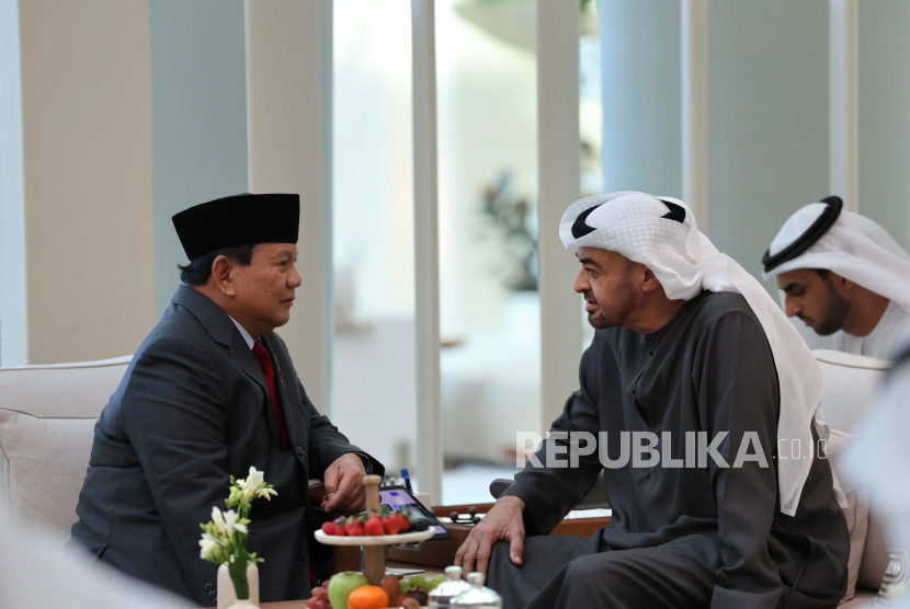Presiden dan wakil presiden terpilih 2024–2029, Prabowo Subianto dan Gibran Rakabuming Raka bertemu dengan Presiden Uni Emirat Arab, Mohamed bin Zayed Al Nahyan (MBZ) di Istana Al Shati, Abu Dhabi, Senin (13/5/2024). Foto: 