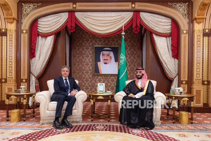 Putra Mahkota Saudi Mohammed bin Salman (kanan) bertemu dengan Menlu AS Antony Blinken di Istana  Al-Salam di Jeddah, Arab Saudi, 07 Juni 2023.