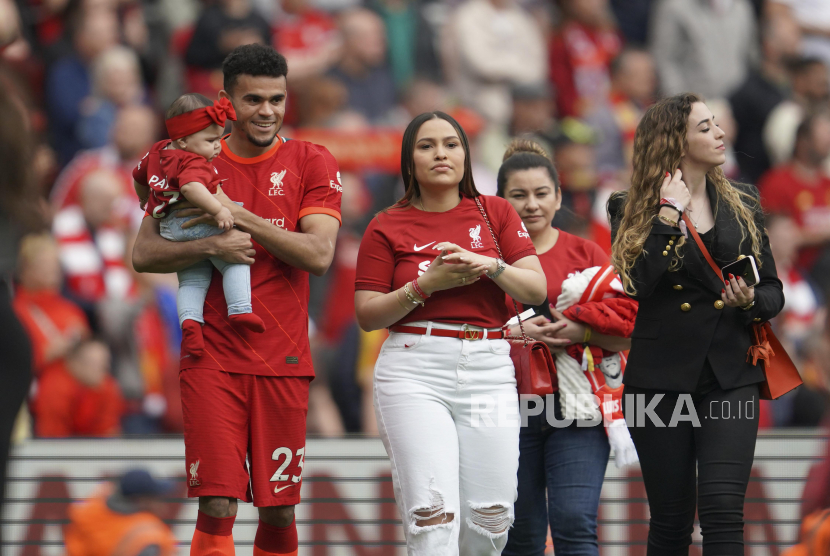 Pemain Liverpool Luis Diaz berjalan di lapangan bersama keluarganya setelah pertandingan sepak bola Liga Inggris antara Liverpool dan Wolverhampton di stadion Anfield di Liverpool, Inggris, Minggu, 22 Mei 2022.