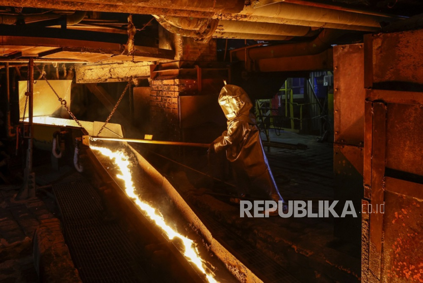 Seorang pekerja di pabrik peleburan logam (ilustrasi).