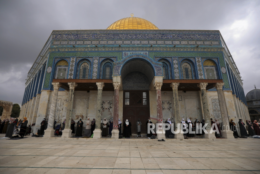 Pengacara Ini Klaim Masjid Al Aqsa Ada di Arab Saudi. Wanita Muslim berkumpul untuk salat Jumat, di sebelah Masjid Kubah Batu di kompleks Masjid Al Aqsa di kota tua Yerusalem, Jumat, 6 November 2020. Pimpinan Palestina mengutuk keputusan Uni Emirat Arab untuk menjalin hubungan dengan Israel 
