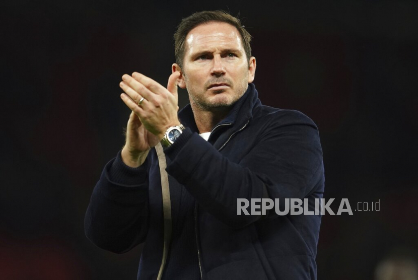 Pelatih caretaker Chelsea Frank Lampard bertepuk tangan setelah pertandingan sepak bola Piala FA Inggris antara Manchester United dan Everton di Old Trafford di Manchester, Inggris, 6 Januari 2023. Frank Lampard tampaknya telah memimpin pertandingan terakhirnya sebagai manajer Everton. Media Inggris melaporkan Senin 23 Januari 2023 bahwa Lampard telah dipecat, dengan klub tersebut berada di zona degradasi Liga Inggris.