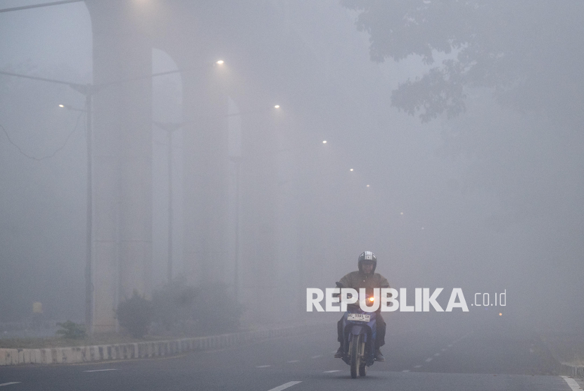 Kabut Asap Karhutla Ganggu Aktivitas Warga di Palembang