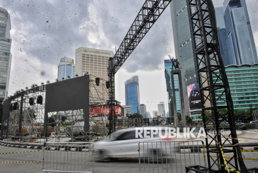 Suasana Bundaran HI, Jakarta, Ahad (29/12/2024). Pemprov Jakarta menyiapkan 23 titik panggung hiburan dalam rangka menyambut Tahun Baru 2025 di Jalan Sudirman hingga di kawasan Kota Tua.