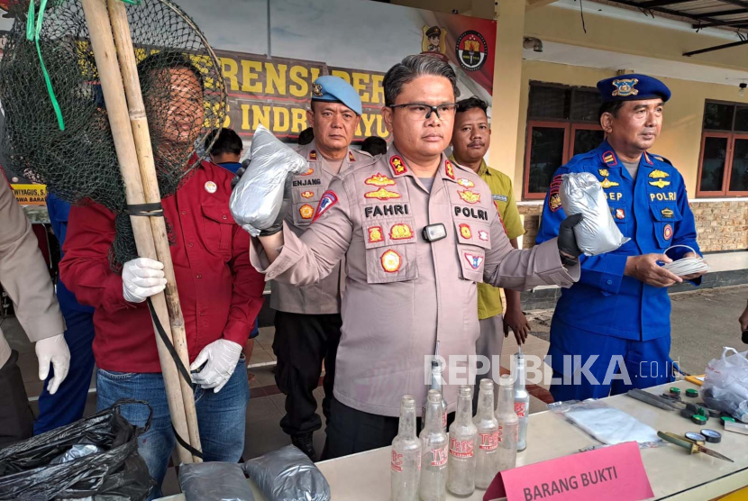 Kapolres Indramayu, AKBP M Fahri Siregar, menunjukkan bahan peledak yang digunakan nelayan untuk menangkap ikan di perairan Indramayu, saat menggelar konferensi pers di Mapolres Indramayu, Selasa (10/10/2023) sore. 