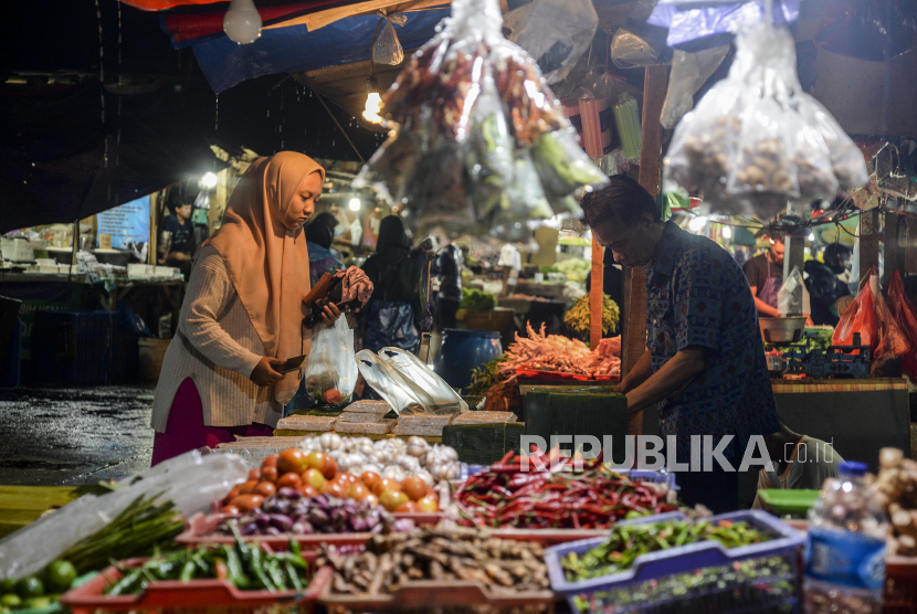 Pedagang melayani pembeli di Pasar Jambu Dua, Kota Bogor, Jawa Barat, Selasa (6/12/2022). 