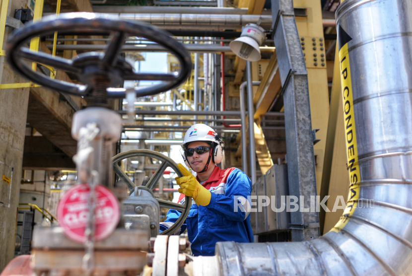 Pekerja Pertamina memeriksa fasilitas produksi di unit Kilang Langit Biru Cilacap (KLBC) yang dikelola PT Kilang Pertamina Internasional Unit Cilacap, Jawa Tengah, Jumat (25/10/2024). Kilang Cilacap merupakan salah satu kilang besar yang dikelola oleh PT Kilang Pertamina Internasional yang memiliki kapasitas pengolahan 348 ribu barrel per hari. Kilang Cilacap merupakan kilang penghasil avtur terbesar milik Pertamina dan menghasilkan produk gasoline berkualitas tinggi dari unit Kilang Langit Biru Cilacap (KLBC) serta unit Residual Fluid Catalytic Cracking (RFCC).  Unit RFCC sendiri beroperasi sejak tahun 2015, sementara unit KLBC tahun 2020.