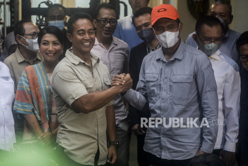 Panglima TNI Jenderal Andika Perkasa bersalaman dengan Wakil Ketua Komisi I DPR Abdul Kharis usai melaksanakan verifikasi faktual di kediaman Senayan, Jakarta Pusat, Ahad (7/11). 