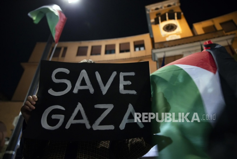  Massa menggelar aksi solidaritas terhadap Palestina di tengah perang Hamas-Israel, di Roma, Italia, Jumat (1/12/2023).