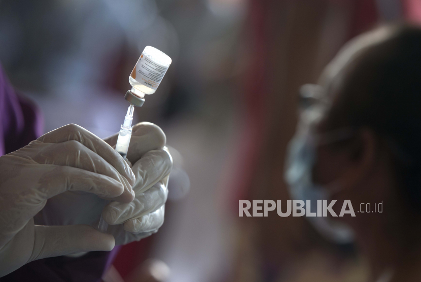  Seorang petugas kesehatan menyiapkan vaksin COVID-19 Sinovac untuk disuntik saat vaksinasi untuk berbagai pemuka agama di Denpasar, Bali, Indonesia pada Selasa, 16 Maret 2021.