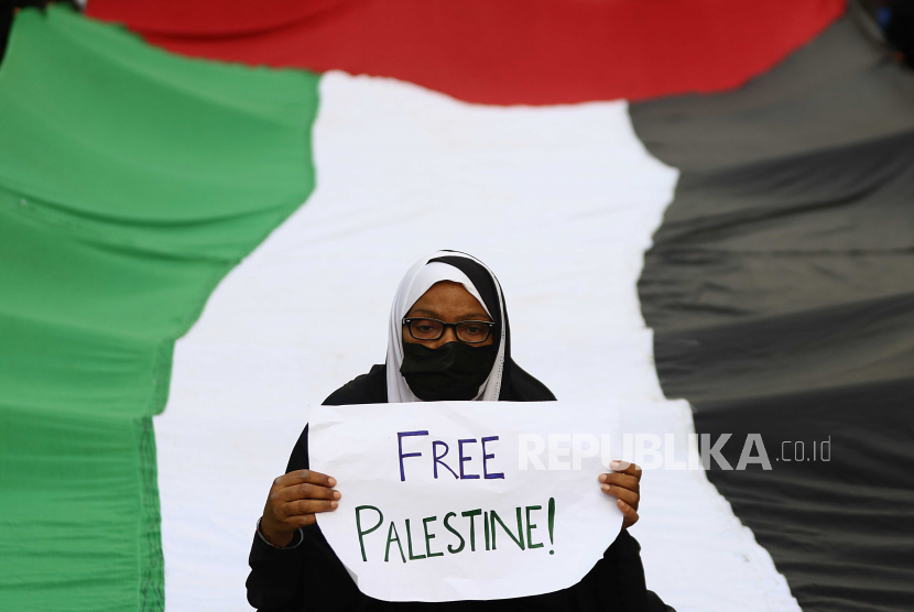 Seorang wanita mengambil bagian dalam protes terhadap Israel dalam solidaritas dengan rakyat Palestina, di Karachi, Pakistan, beberapa waktu lalu. (ilustrasi)