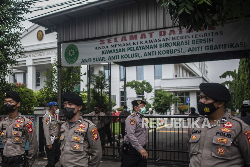 Personel kepolisian berjaga saat sidang lanjutan kasus dugaan terorisme dengan terdakwa mantan Sekretaris FPI Munarman di Pengadilan Negeri Jakarta Timur, Jakarta.