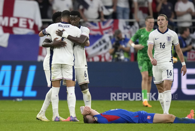 Para pemain Inggris merayakan kemenangan usai mengalahkan Slovakia pada pertandingan babak 16 besar Euro 2024 di Gelsenkirchen, Jerman, Ahad (30/6/2024). Inggris berhasil mengalahkan Slovakia dengan skor 2-1.  