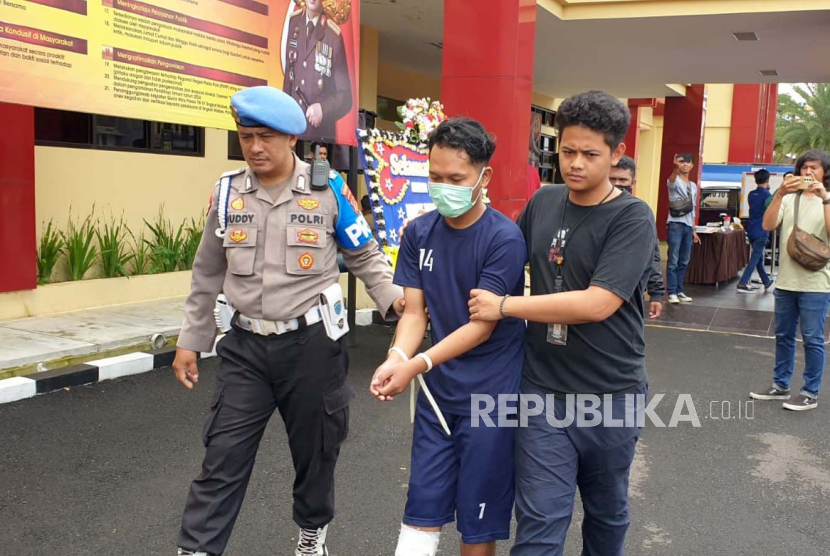 Penjual cilor Parid Harja pelaku pembunuhan terhadap seorang remaja di Pameungpeuk, Kabupaten Bandung digiring petugas Polresta Bandung di Mapolresta Bandung, Senin (22/1/2024). 
