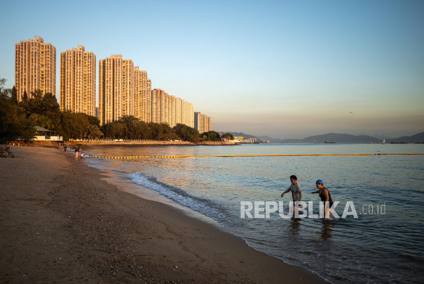 Hong Kong memberlakukan lock down selama 48 jam mengantisipasi kian massalnya penyebaran virus Covid-19. Foto,  dua wanita berjalan di pantai setelah berenang di pantai di Hong Kong, China. (ilustrasi)