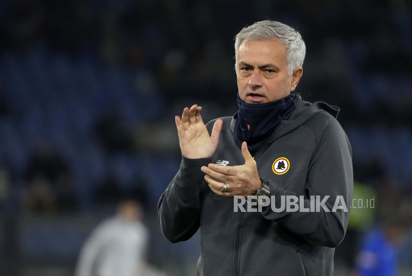  Pelatih kepala Roma Jose Mourinho memberikan instruksi kepada para pemainnya saat melakukan pemanasan sebelum pertandingan sepak bola Serie A Italia antara Roma dan Sampdoria di stadion Olimpiade Roma, Rabu, 22 Desember 2021.