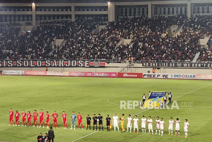 Laga persahabatan antara Persis Solo vs Persebaya Surabaya di Stadion Manahan Solo, Sabtu (24/6/2023).