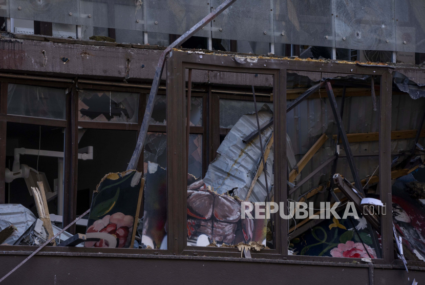  Kerusakan bangunan tempat tinggal setelah ledakan, di Kyiv, Ukraina, Ahad, 26 Juni 2022. Uni Eropa telah membekukan aset yang dimiliki oleh oligarki, individu, dan entitas Rusia senilai 13,8 miliar euro. 