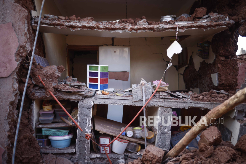 Bangunan dapur rusak akibat gempa bumi dahsyat di Ouirgane, selatan Marrakesh, Maroko, Ahad (10/9/2023).