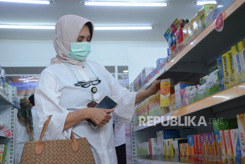 Petugas menunjukkan obat sirup yang boleh dikonsumsi saat melakukan sidak obat sirup di sebuah apotek di Jalan Buah Batu, Kota Bandung, Rabu (26/10/2022). Sebanyak 269 anak mengalami gangguan ginjal akut progresif setelah keracunan etilen glikol dari obat sirop.