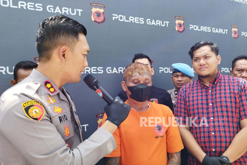 Polres Garut menunjukkan tersangka kasus penganiayaan, Dadang Buaya, saat melakukan konferensi pers, Kamis (27/4/2023). 