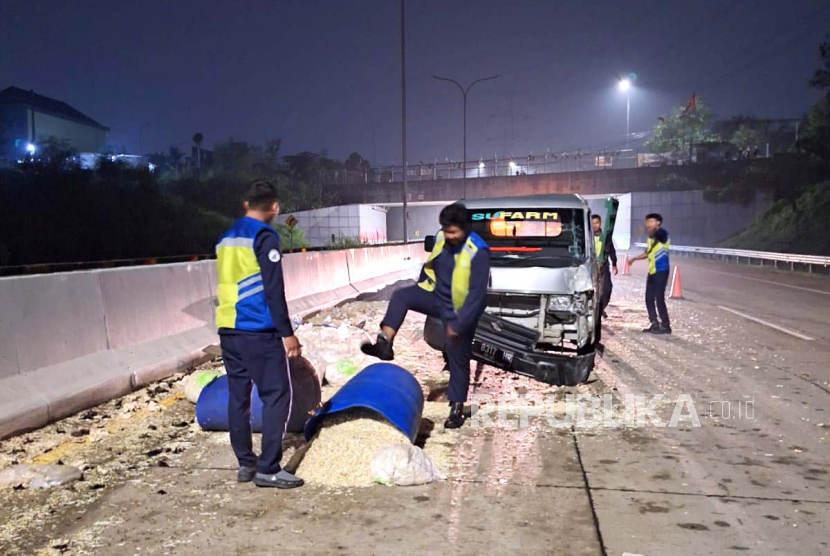 Mobil pikap bermuatan sayuran taoge dan jamur mengalami kecelakaan dan terguling di ruas Tol Depok-Antasari (Desari), Kota Depok, Jawa Barat, Selasa (25/7/2023).