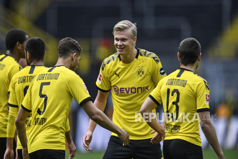 Penyerang Borussia Dortmund Erling Haaland merayakan gol dengan aturan physical distancing.