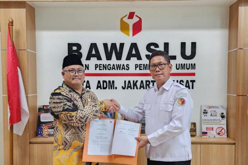 Bawaslu-Kemenag Jakarta Pusat teken MoU untuk tingkatkan literasi.